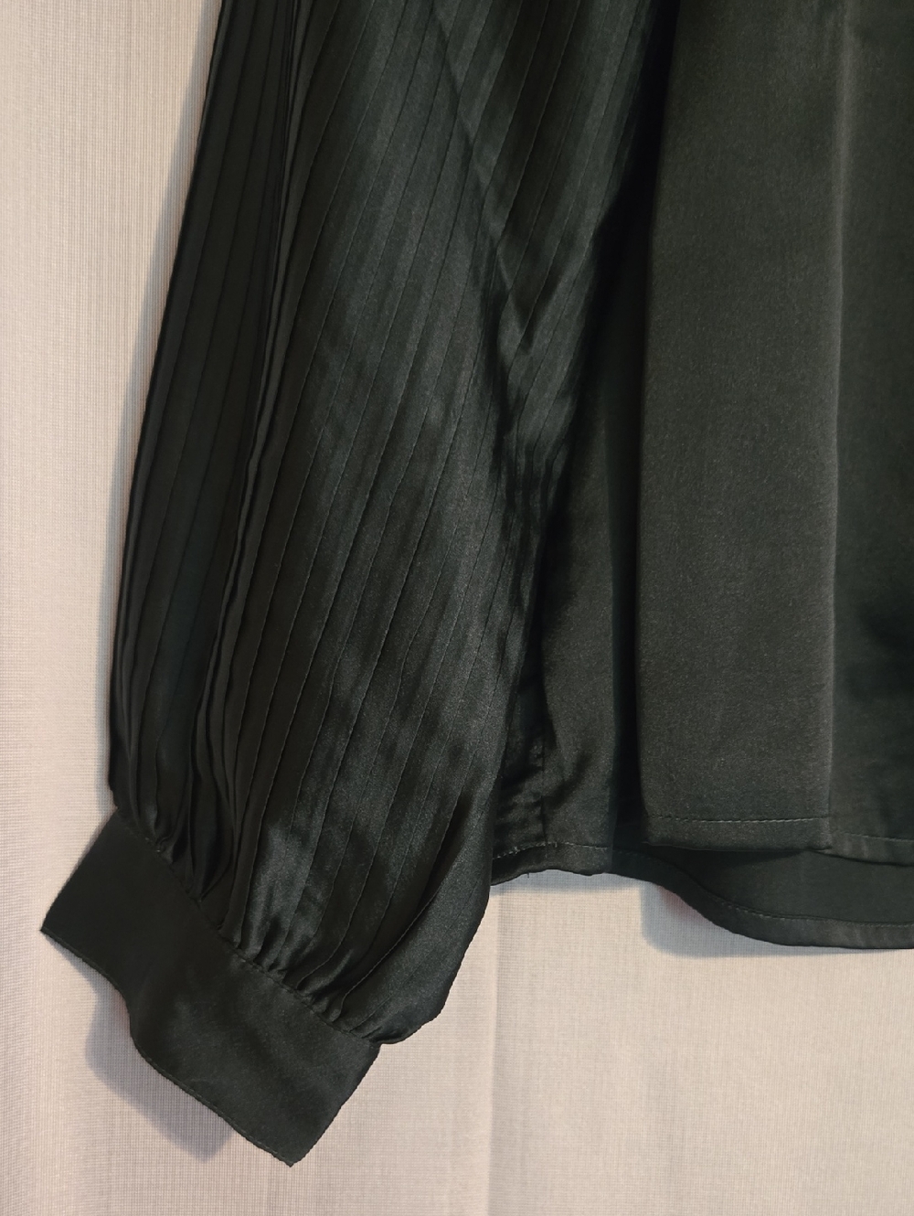 Vero Moda Dark Green V-Neck Blouse with Pleated Sleeves - Short Story - XLP - Picture 2 of 8